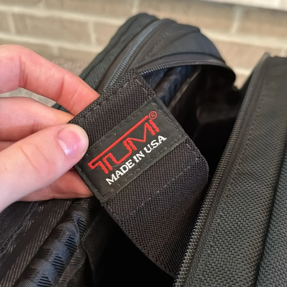 Tumi mens black canvas Muilti pocket messenger bag w/ shoulder strap EUC